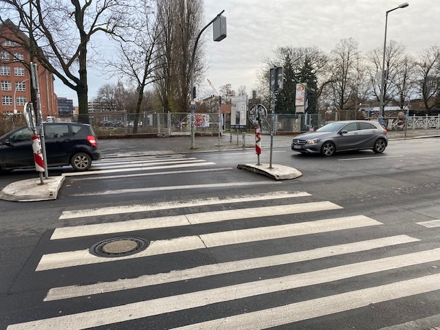 Bild des Zebrastreifens vor der Hofeinfahrt