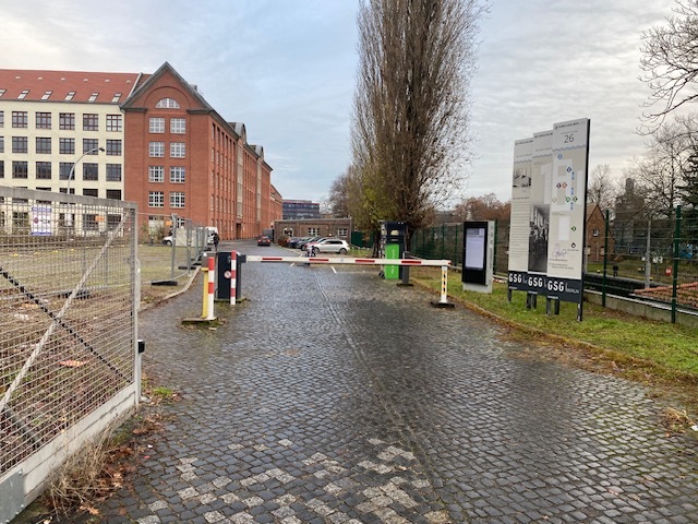 Bild der Hofeinfahrt mit Schranke